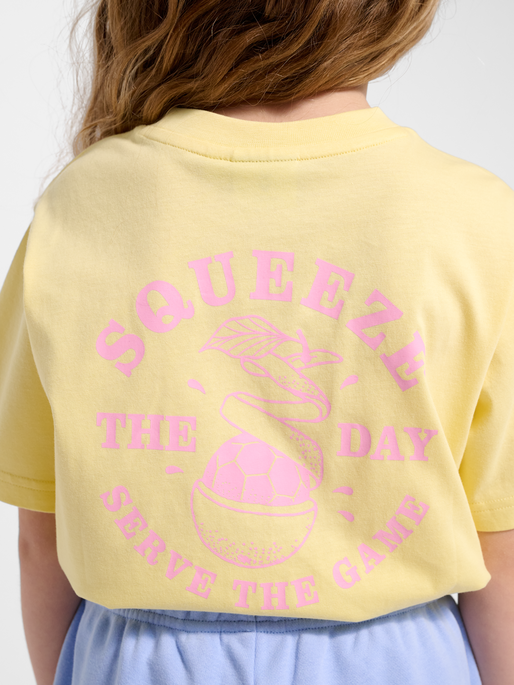 hmlJR REG GRAPHIC T-SHIRT S/S, MELLOW YELLOW, model