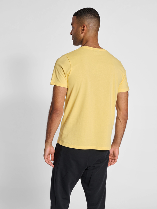 hmlLEGACY T-SHIRT, GOLDEN HAZE, model