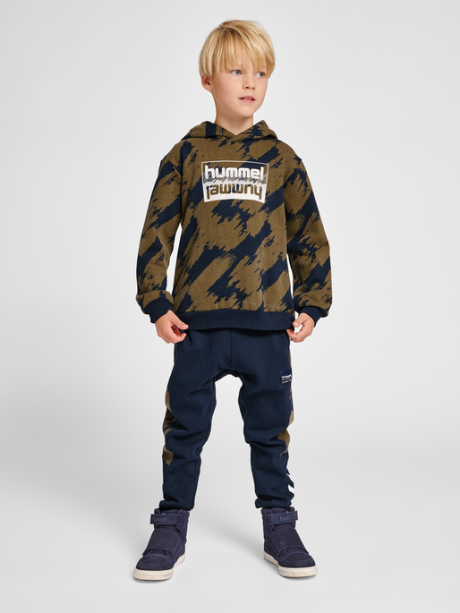 hmlZION PANTS, BLACK IRIS, model