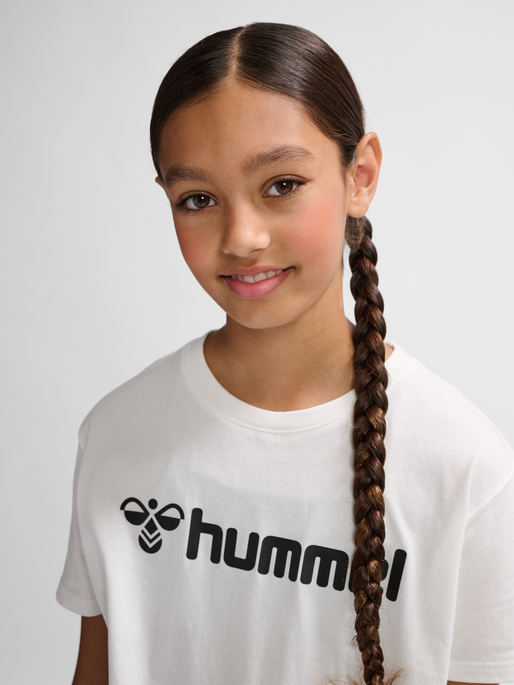 hmlGO 2.0 LOGO T-SHIRT S/S KIDS, WHITE, model