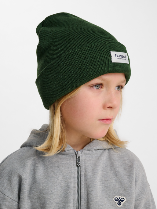 hmlJR KNIT BEANIE, DARK GREEN, model