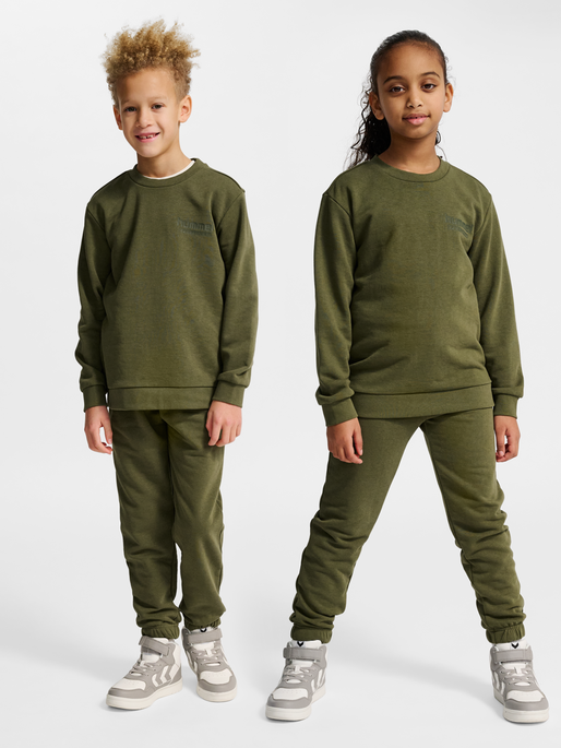 hmlJR BASE SWEAT SET, WINTER MOSS, model