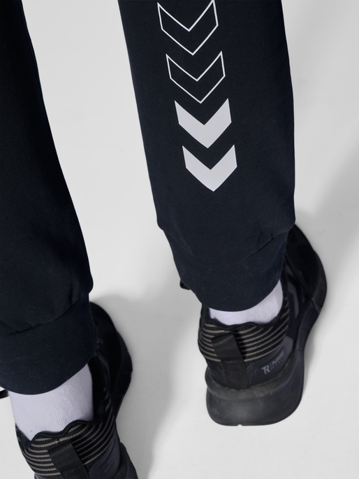 hmlELEMENTAL REGULAR PANTS WOMAN, BLACK, model