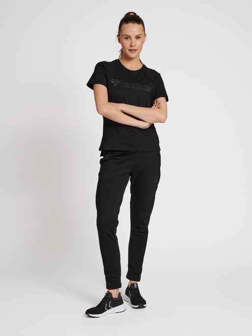 hmlNONI 2.0 T-SHIRT, BLACK, model