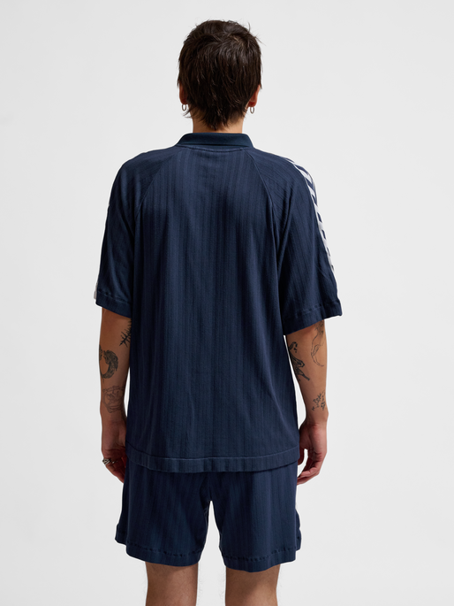 hmlARCHIVE LOOSE POLO SHIRT S/S, BLACK IRIS, model