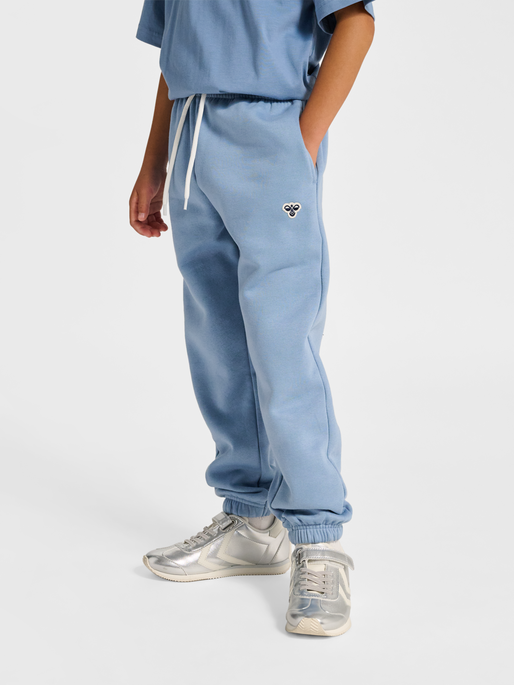hmlJR LOOSE SWEATPANTS BEE, FADED DENIM, model