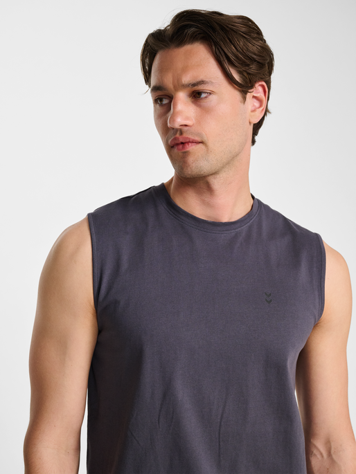 hmlHIIT MUSCLE TANK TOP, EBONY, model