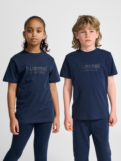 hmlJR BASE T-SHIRT S/S, DRESS BLUES, model