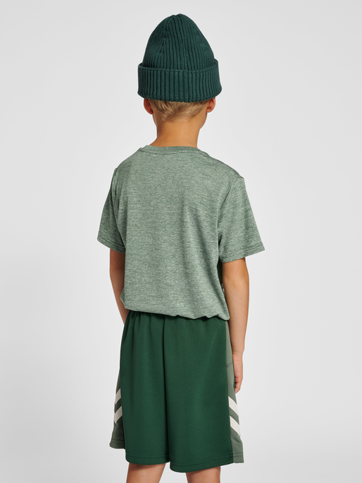 hmlMISTRAL T-SHIRT S/S, LAUREL WREATH, model