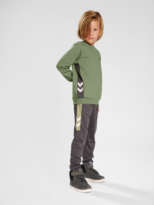 hmlGLEN SWEATSHIRT, 7400, model