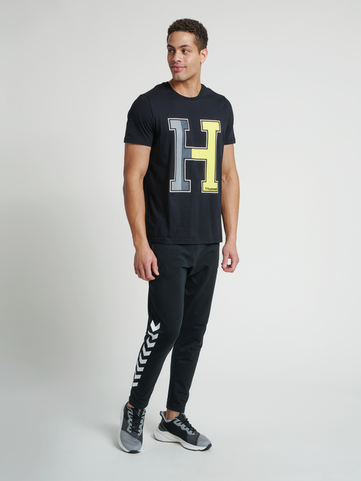 hmlLANEWAY T-SHIRT, 2001, model