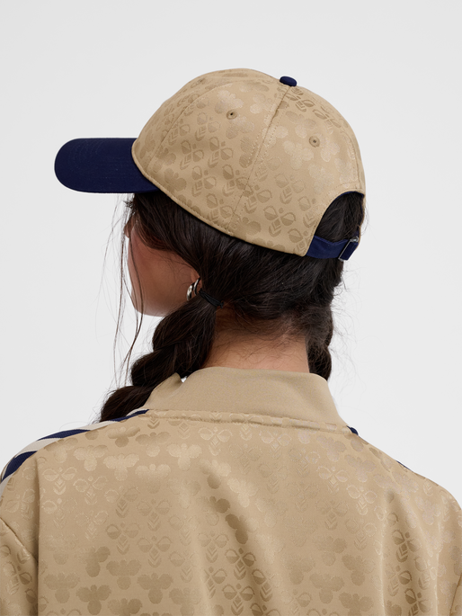 hmlBASEBALL CAP BEE AOP, CORNSTALK, model