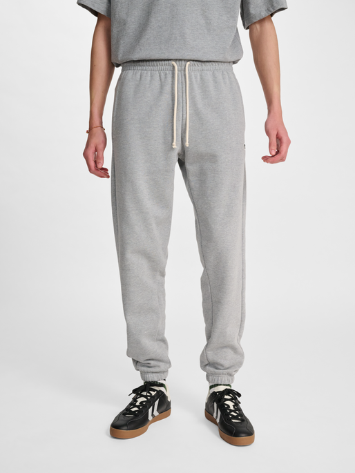 hmlREGULAR SWEATPANT BEE, GREY MELANGE, model
