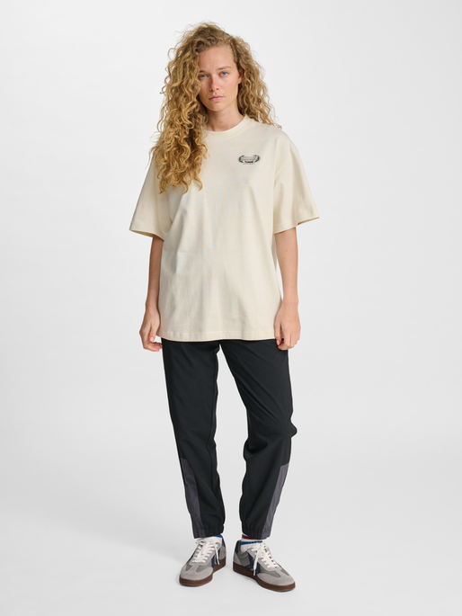 hmlLOOSE T-SHIRT S/S SW, TOFU, model