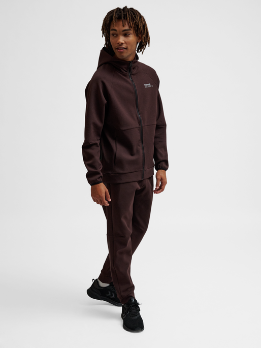 hmlTECH FLEECE REGULAR ZIP HOODIE, CHOCOLATE PLUM, model