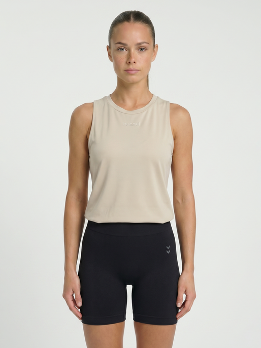 hmlVANJA TECH TOP, OVERCAST, model
