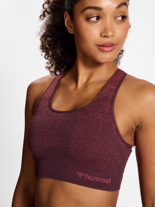 hmlMT FADE SEAMLESS SPORTS TOP, BITTER CHOCOLATE/MINERAL RED, model