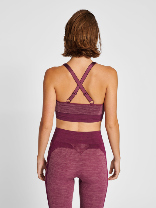 hmlCLEA SEAMLESS  SPORTS TOP, GRAPE WINE/CRUSHED BERRY MEL, model