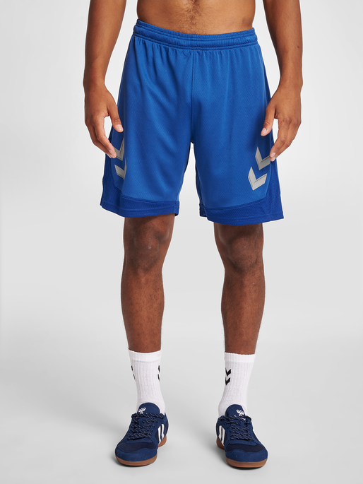 hmlLEAD POLY SHORTS, TRUE BLUE, model