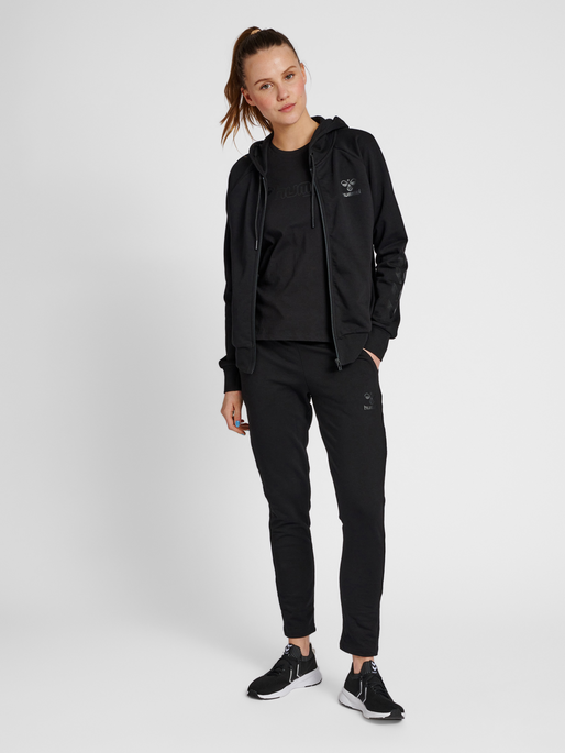hmlNONI 2.0 ZIP HOODIE, BLACK, model
