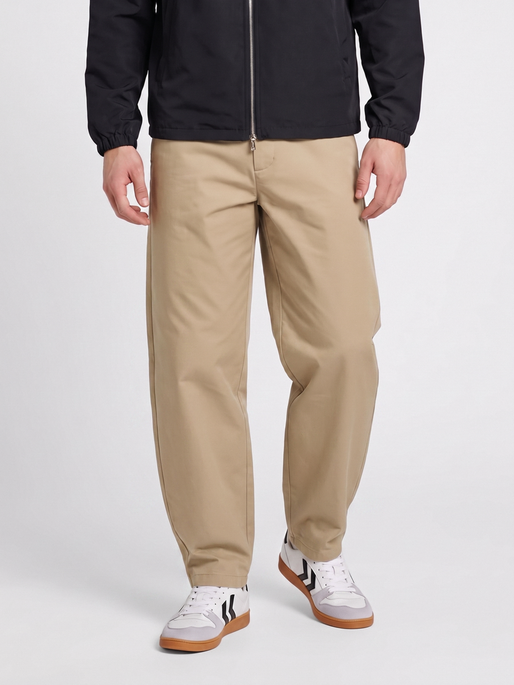 hmlI-D BARREL LEG TROUSERS, CORNSTALK, model