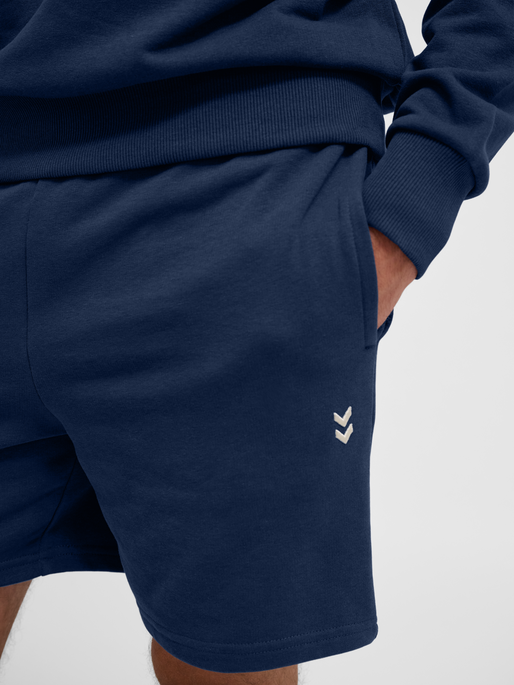 hmlPULSE SWEAT SHORTS, DRESS BLUES, model