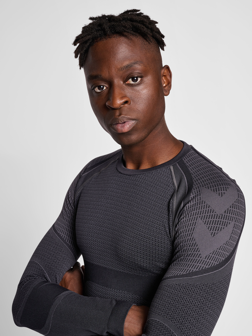 hmlMT OLLI SEAMLESS T-SHIRT L/S, BLACK/ASPHALT MELANGE, model