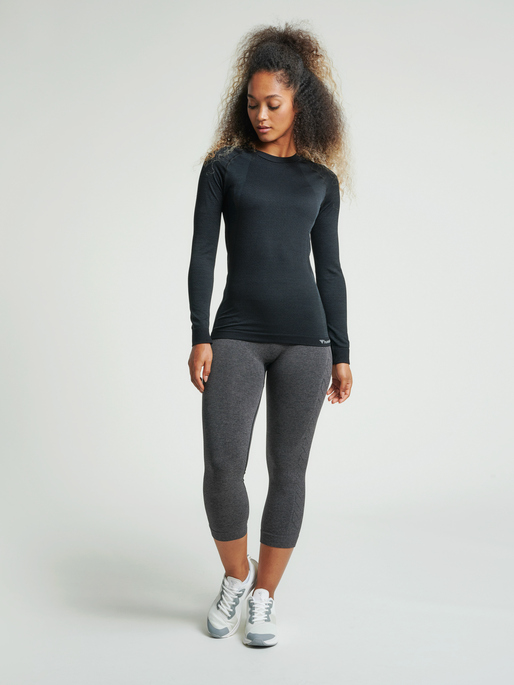 hmlCLEA SEAMLESS T-SHIRT L/S, BLACK MELANGE, model
