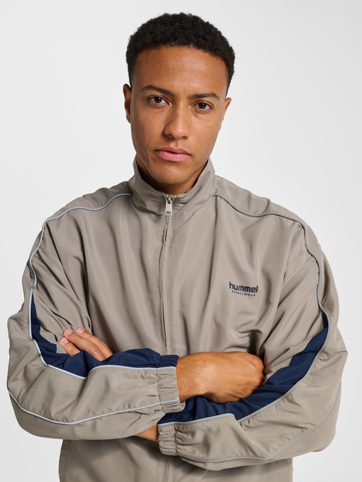 hmlLOOSE TRACK JACKET TOPSCORER, ROCK RIDGE/DRESS BLUES, model