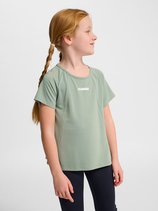 hmlLUNA TOP S/S, ICEBERG GREEN, model