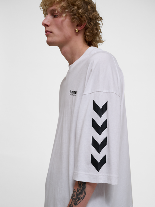 hmlOVERSIZED WILLY T-SHIRT SW, WHITE, model