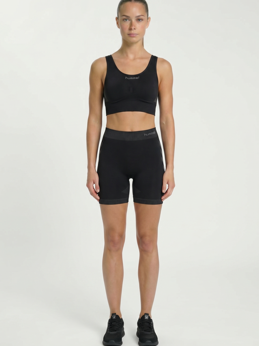 HUMMEL FIRST SEAMLESS SHORT TIGHTS, BLACK, model