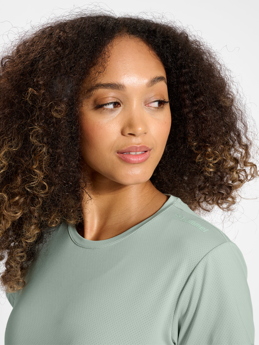 hmlMT AURA MESH T-SHIRT, SILT GREEN, model