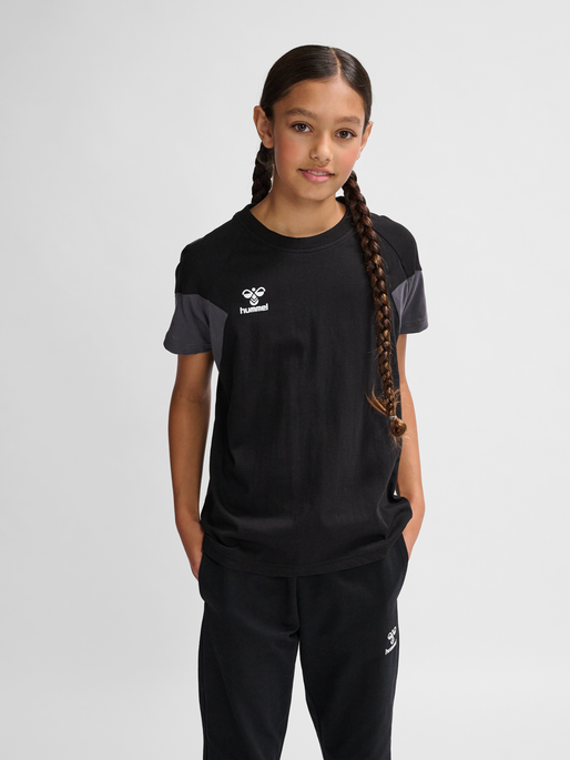 hmlTRAVEL T-SHIRT S/S KIDS, BLACK, model