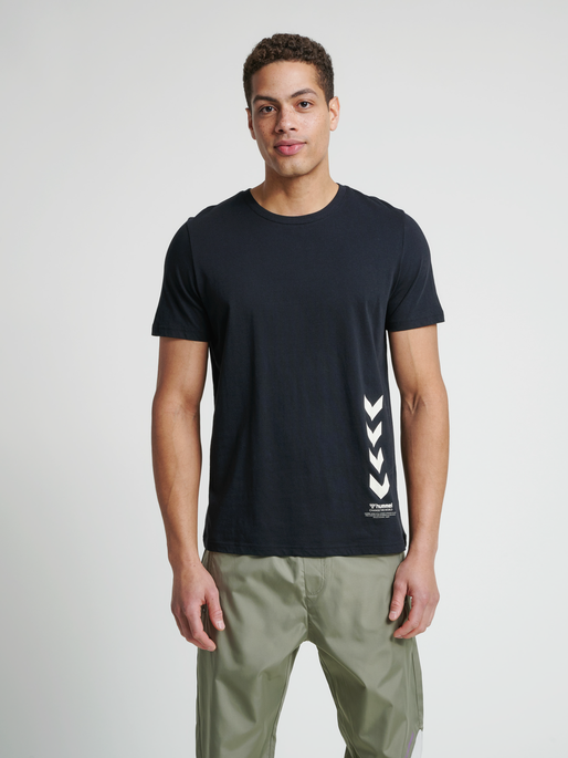 hmlDUNCAN T-SHIRT, 2001, model