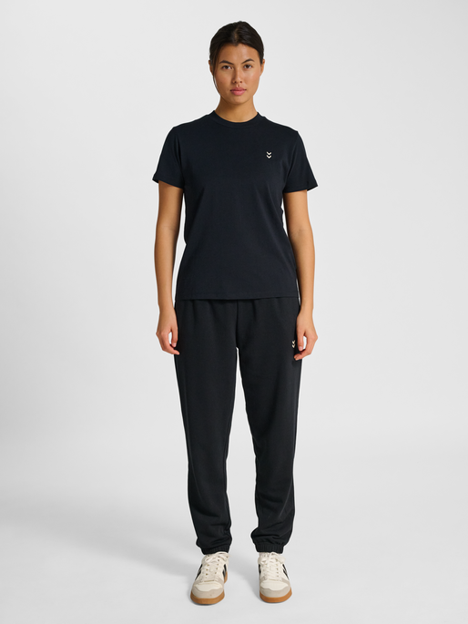 hmlPULSE W T-SHIRT, BLACK, model