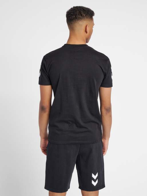 HMLGO COTTON T-SHIRT S/S, BLACK, model