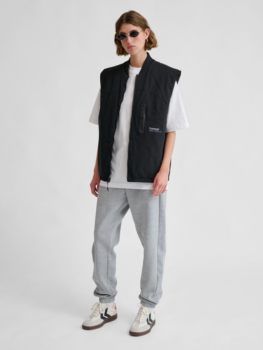 hmlTECH PADDED VEST, BLACK, model