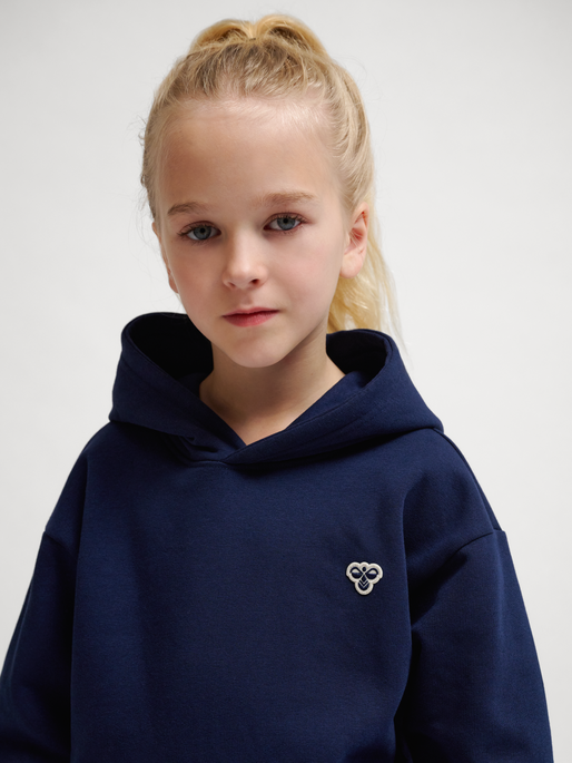 hmlJR LOOSE HOODIE BEE, DRESS BLUES, model