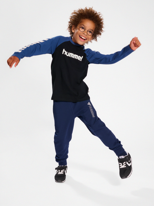 hmlBOYS T-SHIRT L/S, DARK DENIM, model