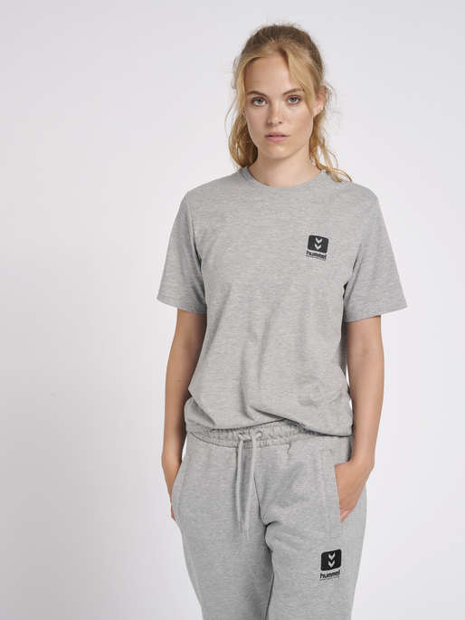 hmlLGC GRAHAM T-SHIRT, GREY MELANGE, model