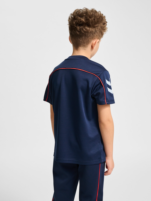 hmlJR T-SHIRT S/S, DRESS BLUES, model