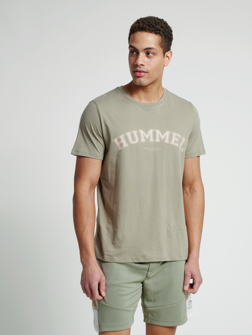 hmlVARSITY T-SHIRT, 8062, model