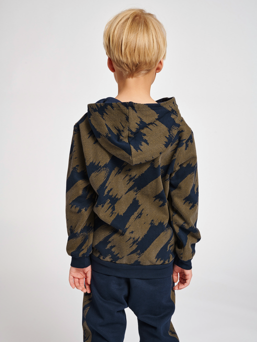 hmlZION HOODIE, BLACK IRIS, model