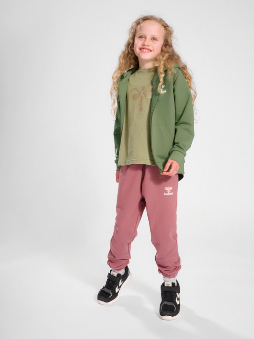 hmlTRECE ZIP HOODIE, 7400, model