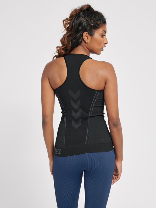 hmlTE CHRISTEL SEAMLESS TOP, BLACK/ASPHALT MELANGE, model