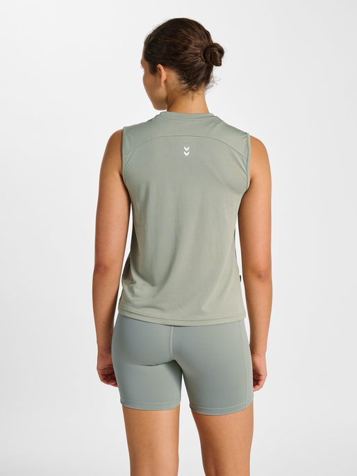 hmlPULSE WORKOUT W TANKTOP, SEAGRASS, model