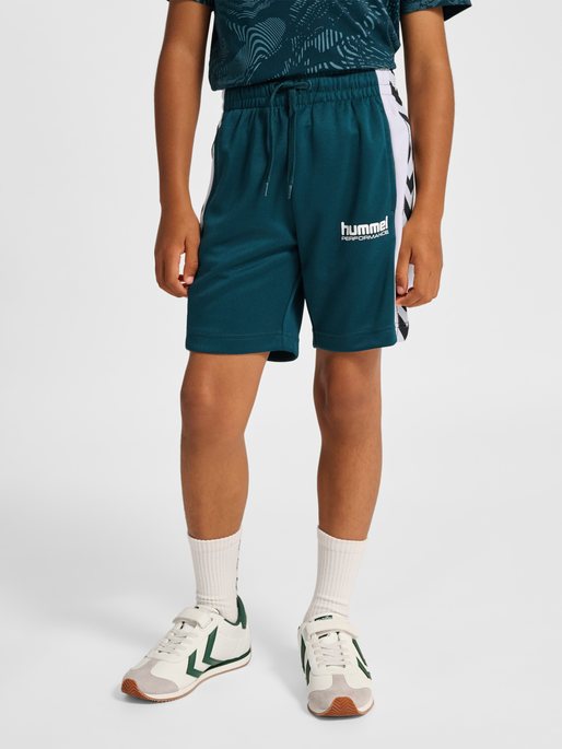 hmlJR CHEVRON SHORTS, REFLECTING POND, model