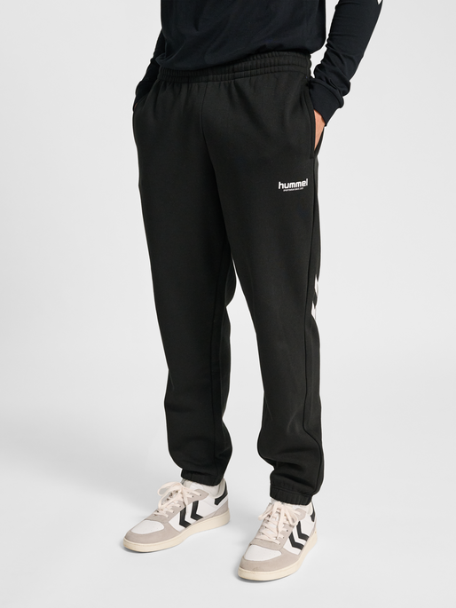 hmlLEGACY 2.0 SWEATPANTS, BLACK, model