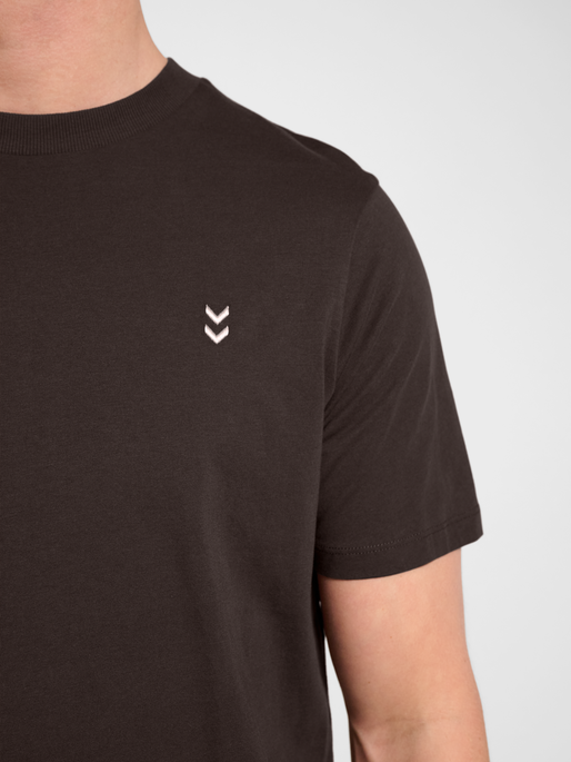 hmlPULSE T-SHIRT, AFTER DARK, model